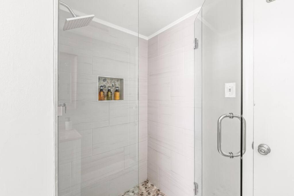Апартаменты Spotless 4Br Near Clt Uptown, Fast Wi-Fi Шарлотт Экстерьер фото